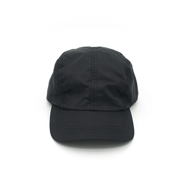 Černé polyesterové čepice
