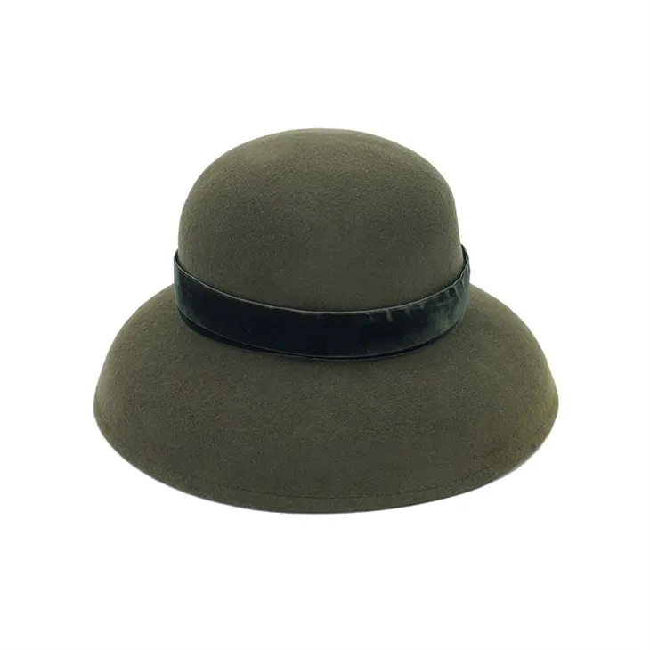 Černě zelené vlněné klobouky