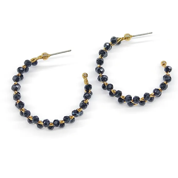 Obručová náušnice s černými korálky