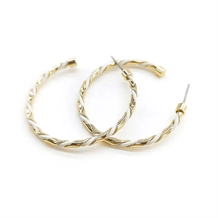 Zlaté náušnice s texturou